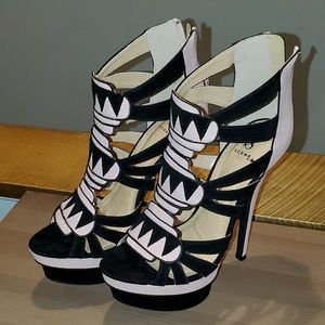 Women's size 7 high heel shoe